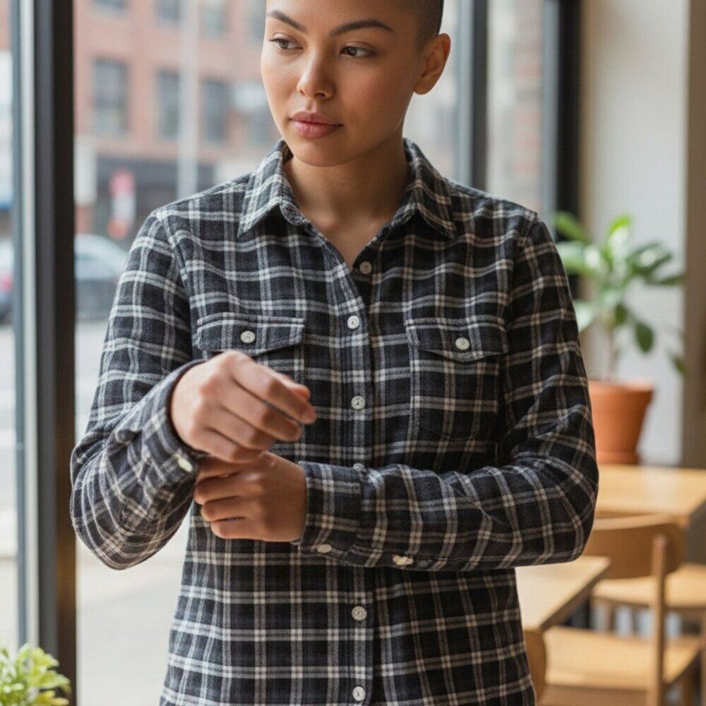American Eagle Women’s Plaid Button Down Shirt Medium Black Gray Cotton Top Ligh